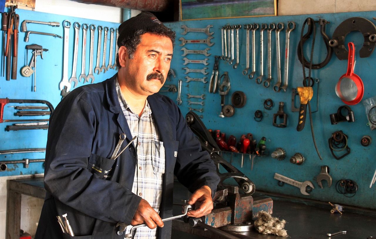 如何减少技术支持辅助给游戏环境带来的负面影响?